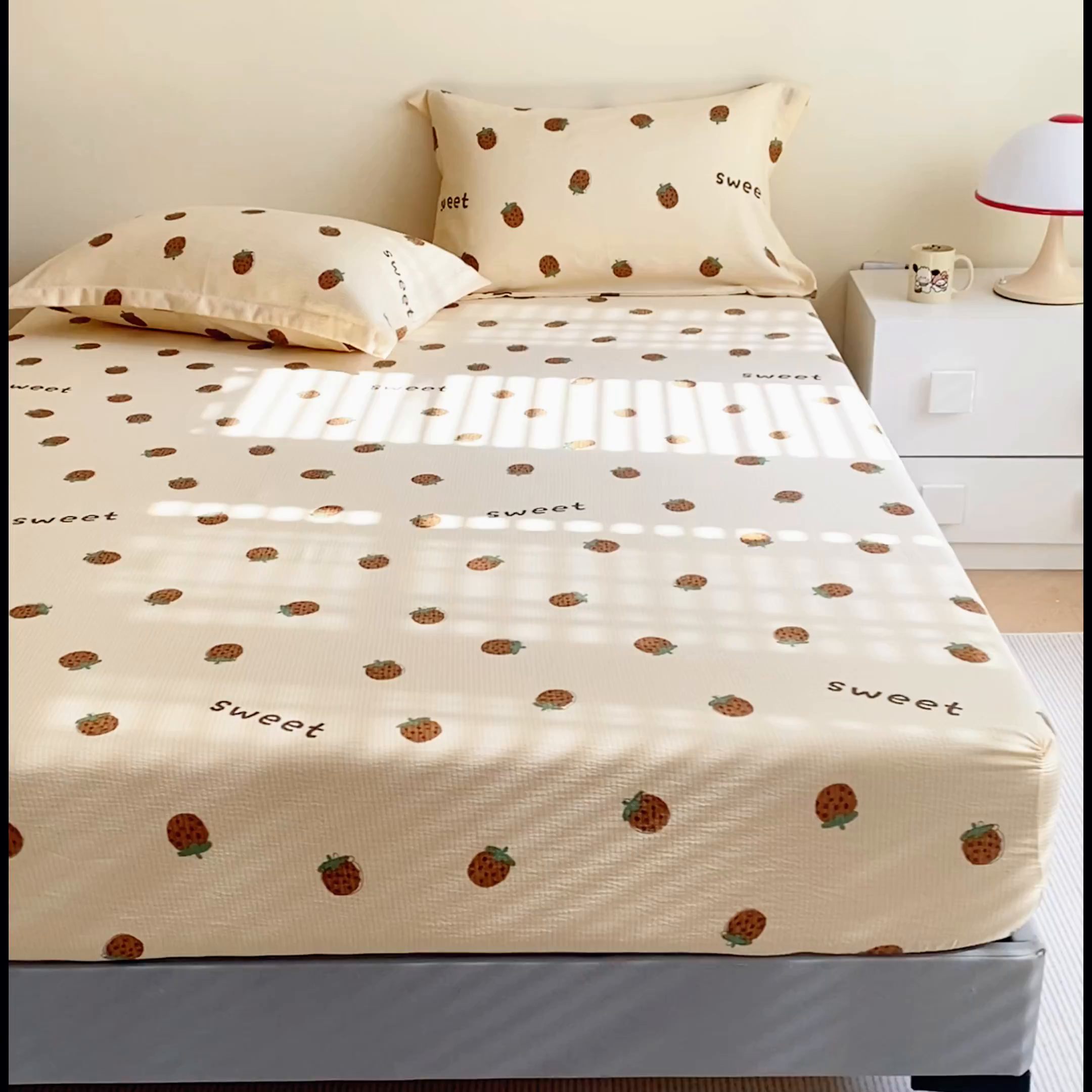 91家纺网 家纺一手货源 找家纺 恬澳家纺 2025新款A类印花泡泡棉床笠-场景一 甜心草莓