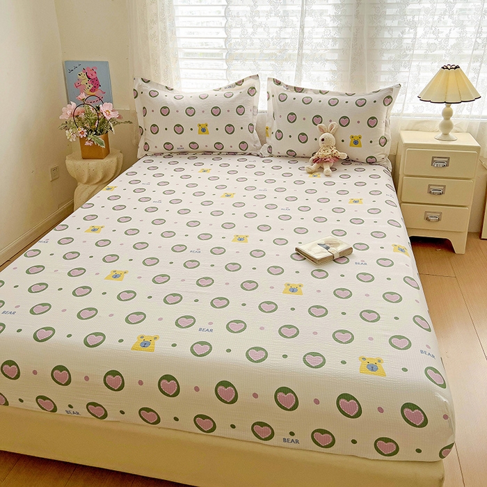 91家纺网 家纺一手货源 找家纺 恬澳家纺 2025新款A类印花泡泡棉床笠-场景二 爱心圈圈