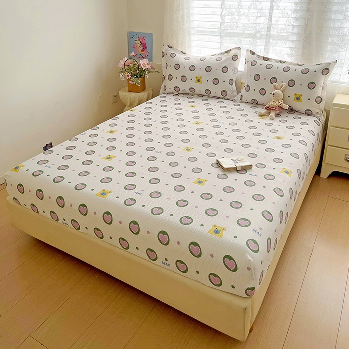 91家纺网 家纺一手货源 找家纺 恬澳家纺 2025新款A类印花泡泡棉床笠-场景二 爱心圈圈