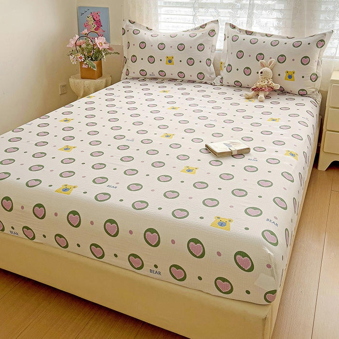 91家纺网 家纺一手货源 找家纺 恬澳家纺 2025新款A类印花泡泡棉床笠-场景二 爱心圈圈