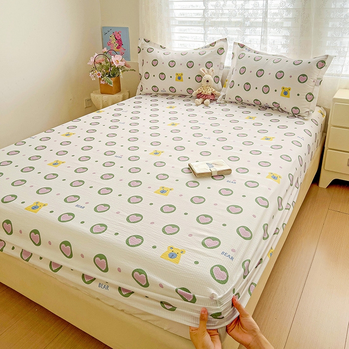 91家纺网 家纺一手货源 找家纺 恬澳家纺 2025新款A类印花泡泡棉床笠-场景二 爱心圈圈