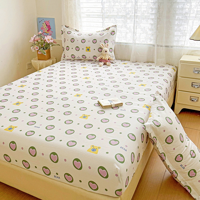 91家纺网 家纺一手货源 找家纺 恬澳家纺 2025新款A类印花泡泡棉床笠-场景二 爱心圈圈