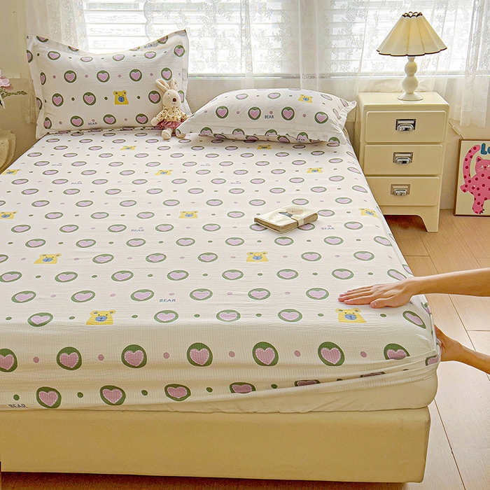 91家纺网 家纺一手货源 找家纺 恬澳家纺 2025新款A类印花泡泡棉床笠-场景二 爱心圈圈