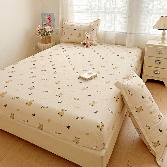 91家纺网 家纺一手货源 找家纺 恬澳家纺 2025新款A类印花泡泡棉床笠-场景二 彼得熊