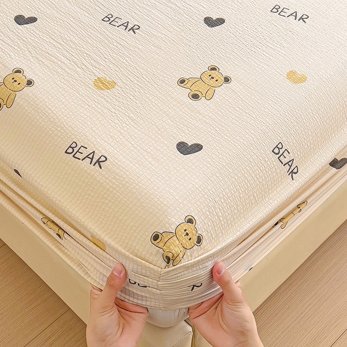 91家纺网 家纺一手货源 找家纺 恬澳家纺 2025新款A类印花泡泡棉床笠-场景二 彼得熊