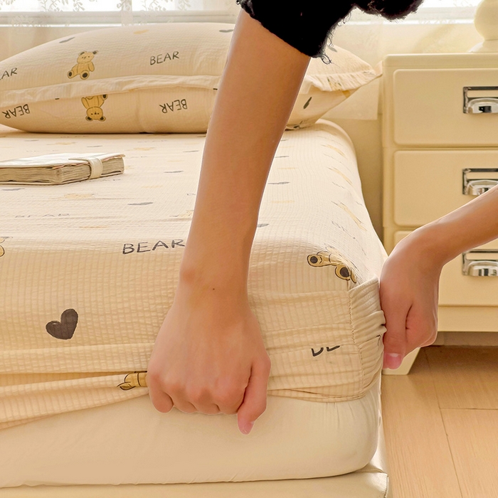 91家纺网 家纺一手货源 找家纺 恬澳家纺 2025新款A类印花泡泡棉床笠-场景二 彼得熊