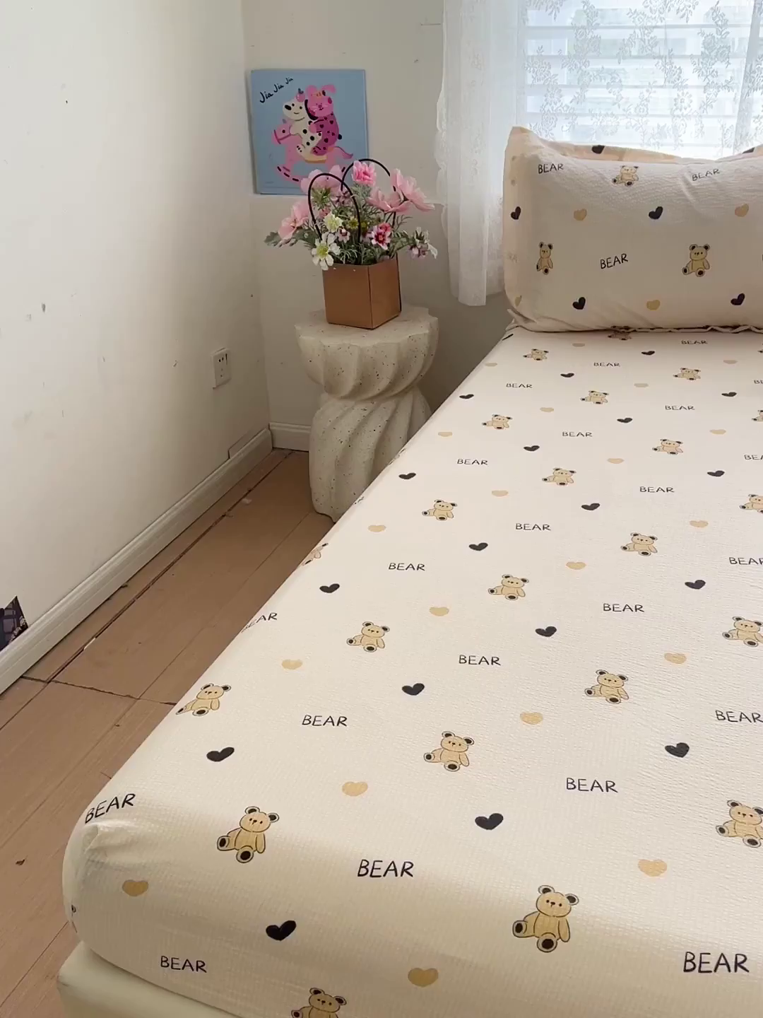 91家纺网 家纺一手货源 找家纺 恬澳家纺 2025新款A类印花泡泡棉床笠-场景二 彼得熊