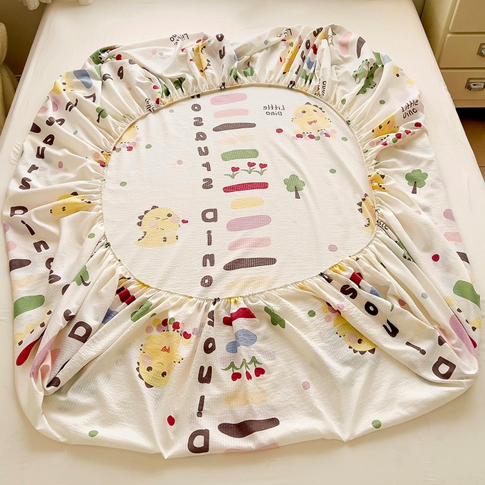 91家纺网 家纺一手货源 找家纺 恬澳家纺 2025新款A类印花泡泡棉床笠-场景二 恐龙宝贝