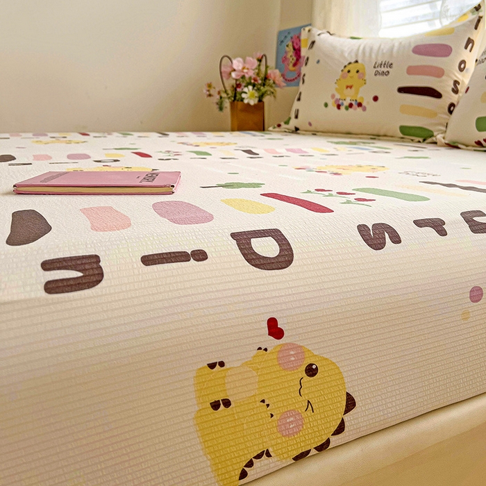 91家纺网 家纺一手货源 找家纺 恬澳家纺 2025新款A类印花泡泡棉床笠-场景二 恐龙宝贝