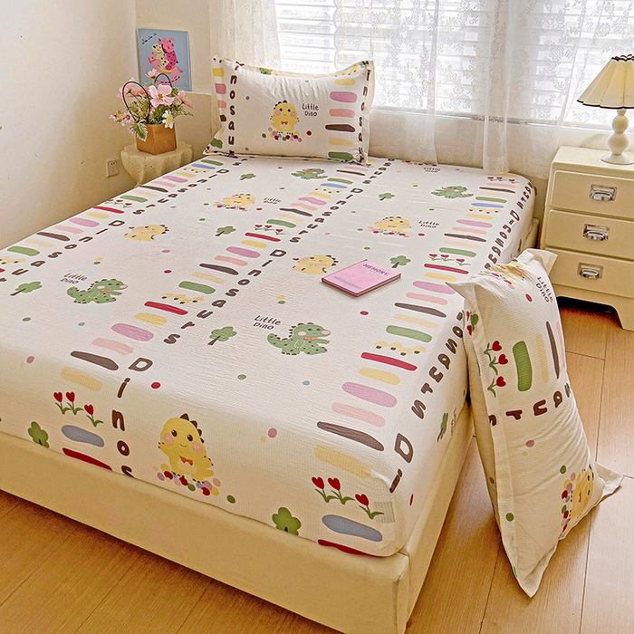 91家纺网 家纺一手货源 找家纺 恬澳家纺 2025新款A类印花泡泡棉床笠-场景二 恐龙宝贝