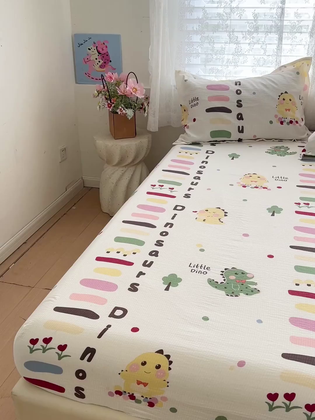 91家纺网 家纺一手货源 找家纺 恬澳家纺 2025新款A类印花泡泡棉床笠-场景二 恐龙宝贝