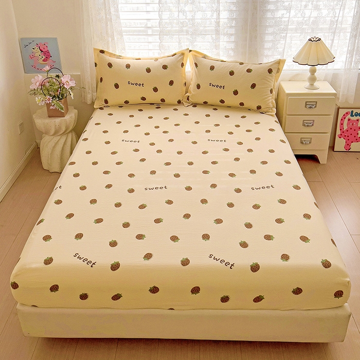 91家纺网 家纺一手货源 找家纺 恬澳家纺 2025新款A类印花泡泡棉床笠-场景二 甜心草莓