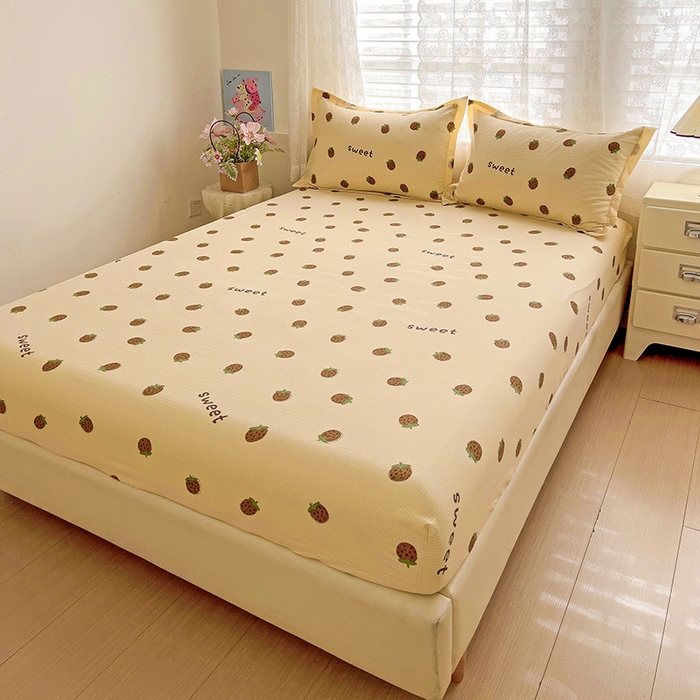 91家纺网 家纺一手货源 找家纺 恬澳家纺 2025新款A类印花泡泡棉床笠-场景二 甜心草莓