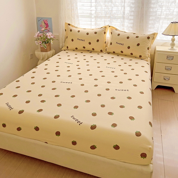 91家纺网 家纺一手货源 找家纺 恬澳家纺 2025新款A类印花泡泡棉床笠-场景二 甜心草莓