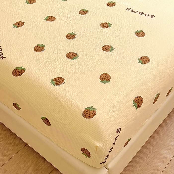 91家纺网 家纺一手货源 找家纺 恬澳家纺 2025新款A类印花泡泡棉床笠-场景二 甜心草莓