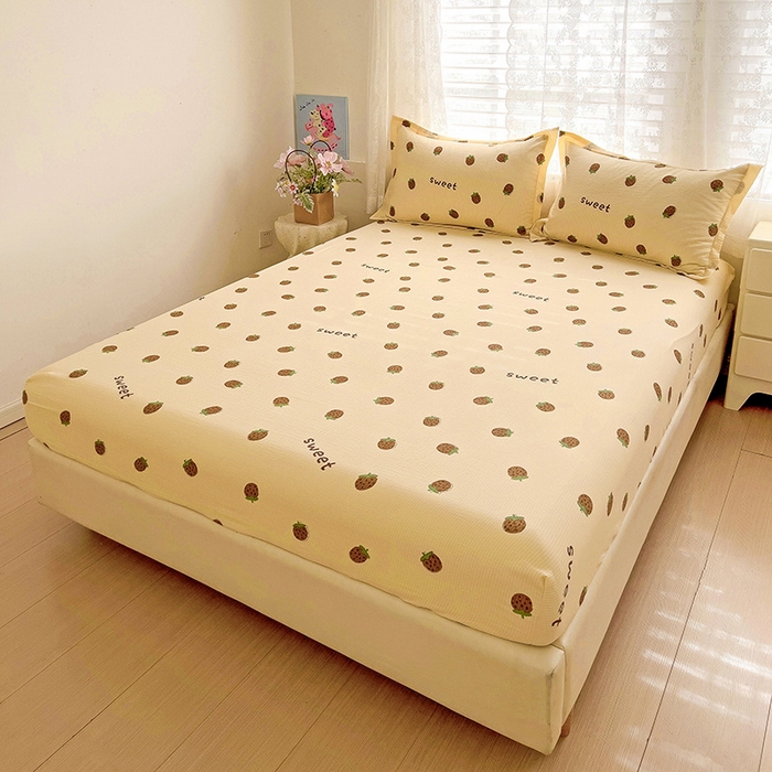 91家纺网 家纺一手货源 找家纺 恬澳家纺 2025新款A类印花泡泡棉床笠-场景二 甜心草莓