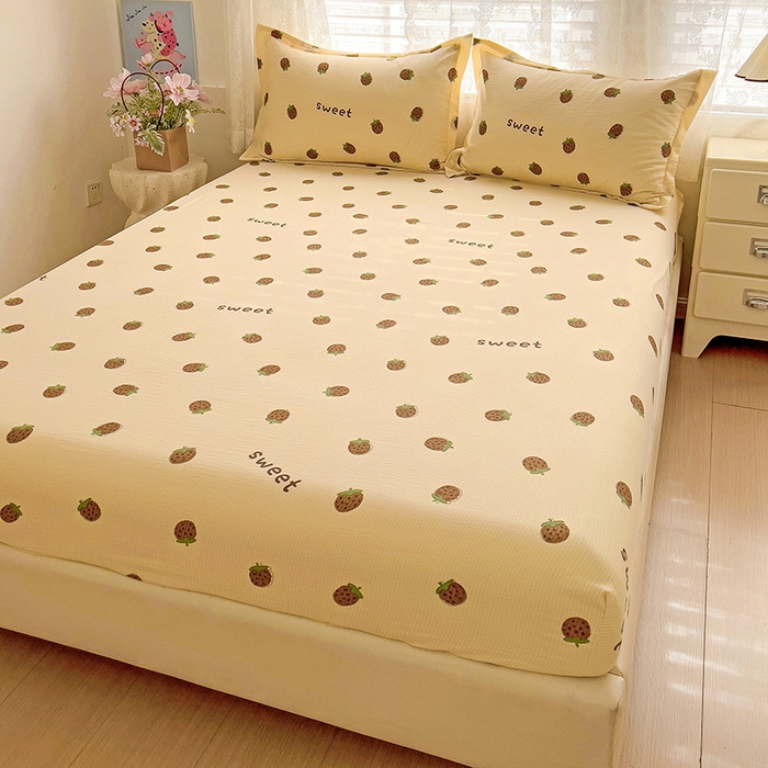 91家纺网 家纺一手货源 找家纺 恬澳家纺 2025新款A类印花泡泡棉床笠-场景二 甜心草莓