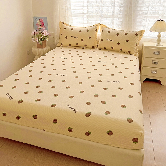 91家纺网 家纺一手货源 找家纺 恬澳家纺 2025新款A类印花泡泡棉床笠-场景二 甜心草莓