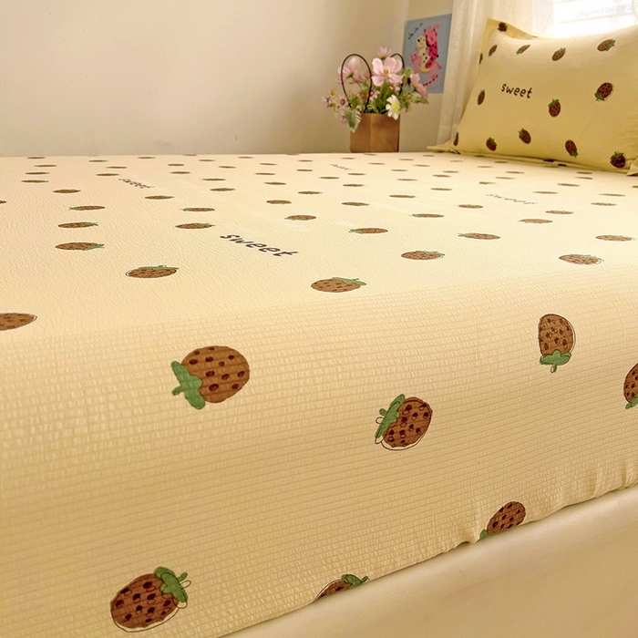 91家纺网 家纺一手货源 找家纺 恬澳家纺 2025新款A类印花泡泡棉床笠-场景二 甜心草莓