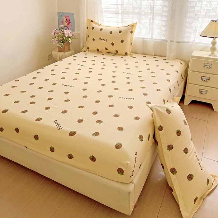 91家纺网 家纺一手货源 找家纺 恬澳家纺 2025新款A类印花泡泡棉床笠-场景二 甜心草莓