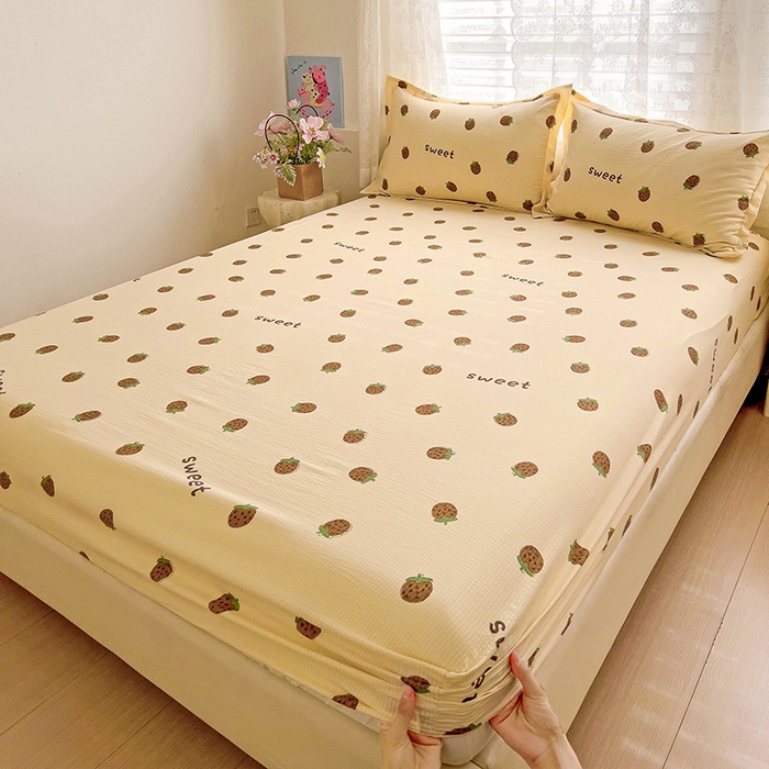 91家纺网 家纺一手货源 找家纺 恬澳家纺 2025新款A类印花泡泡棉床笠-场景二 甜心草莓