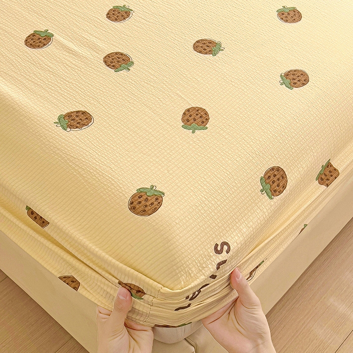 91家纺网 家纺一手货源 找家纺 恬澳家纺 2025新款A类印花泡泡棉床笠-场景二 甜心草莓