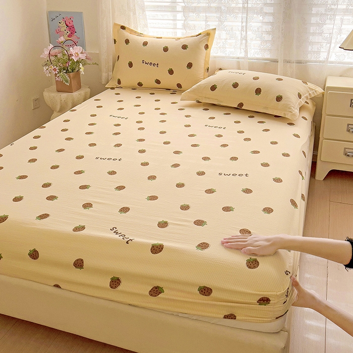 91家纺网 家纺一手货源 找家纺 恬澳家纺 2025新款A类印花泡泡棉床笠-场景二 甜心草莓