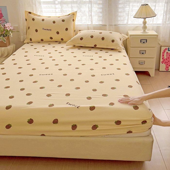 91家纺网 家纺一手货源 找家纺 恬澳家纺 2025新款A类印花泡泡棉床笠-场景二 甜心草莓