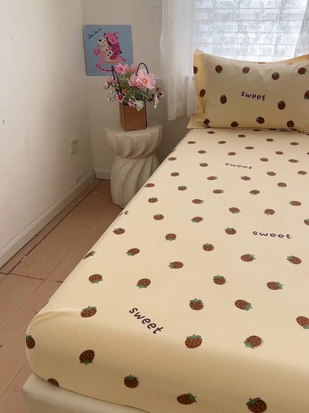 91家纺网 家纺一手货源 找家纺 恬澳家纺 2025新款A类印花泡泡棉床笠-场景二 甜心草莓