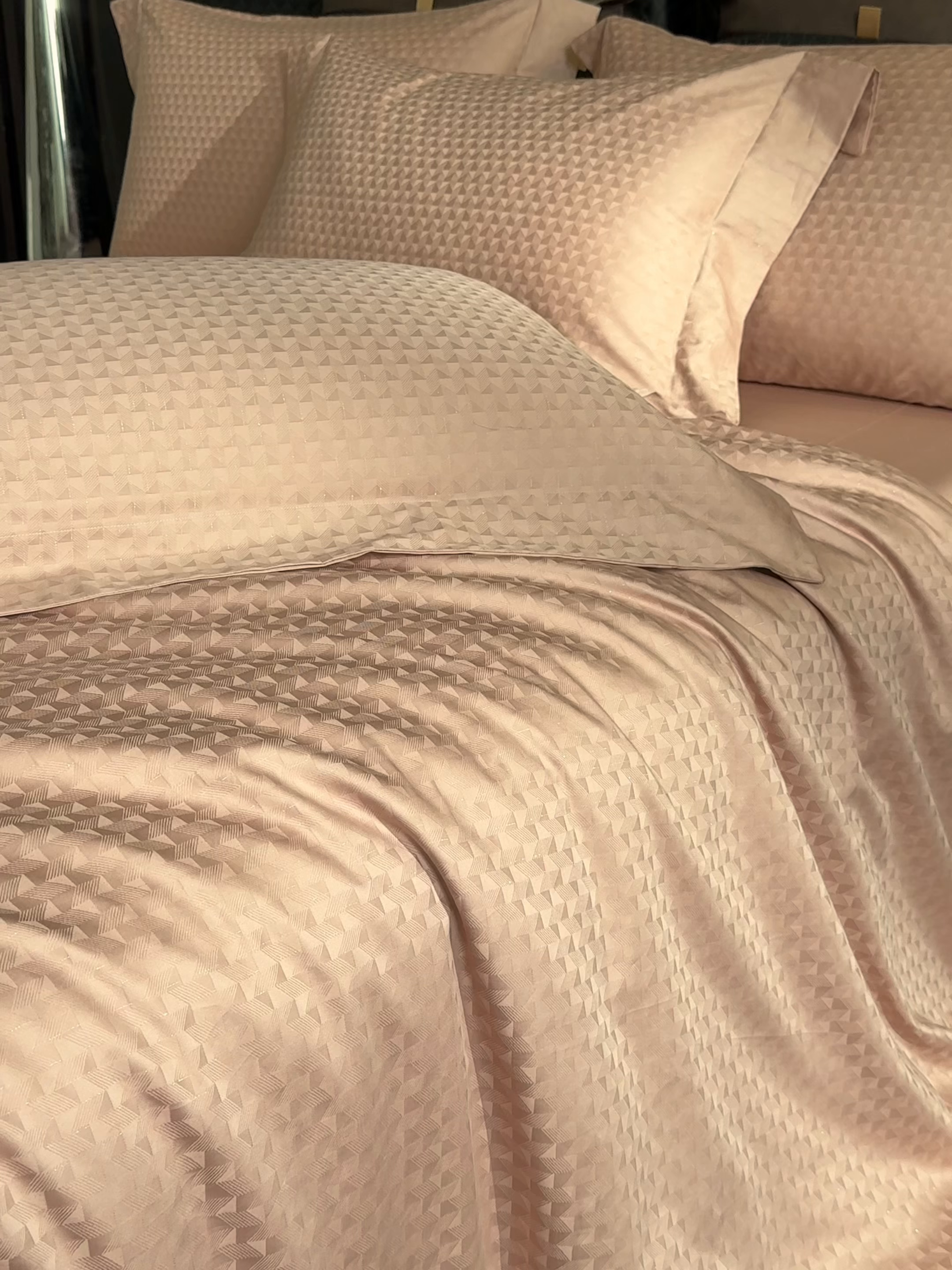 91家纺网 家纺一手货源 找家纺 舒慕家纺 2025新款亲肤舒适高端100S长绒棉纯棉银丝提花四件套 镜莱105