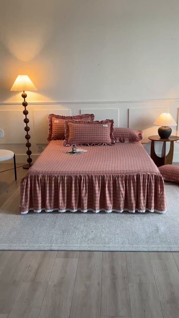 91家纺网 家纺一手货源 找家纺 缦彩 2025新款纯棉水洗棉床裙床罩单件全棉防滑防尘保护套床单三件套 艾米-粉