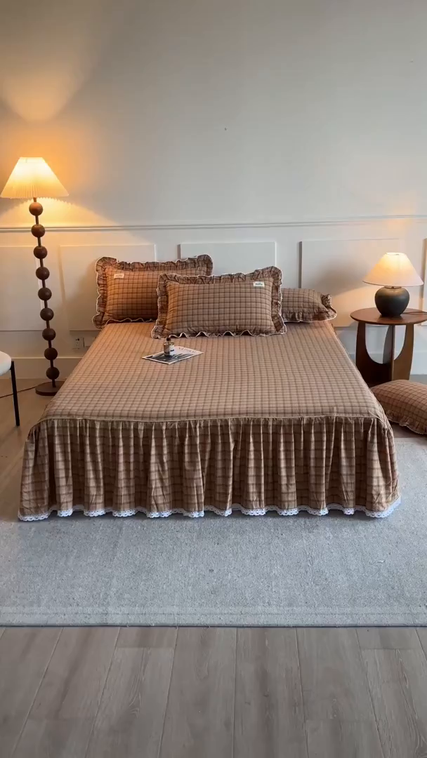 91家纺网 家纺一手货源 找家纺 缦彩 2025新款纯棉水洗棉床裙床罩单件全棉防滑防尘保护套床单三件套 艾米-咖