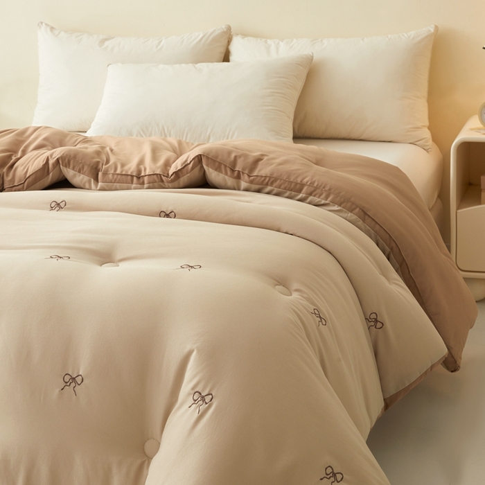 91家纺网 家纺一手货源 找家纺 维洋家纺 2025新款双层纱云感刺绣大豆被被子被芯 金棕蝴蝶结