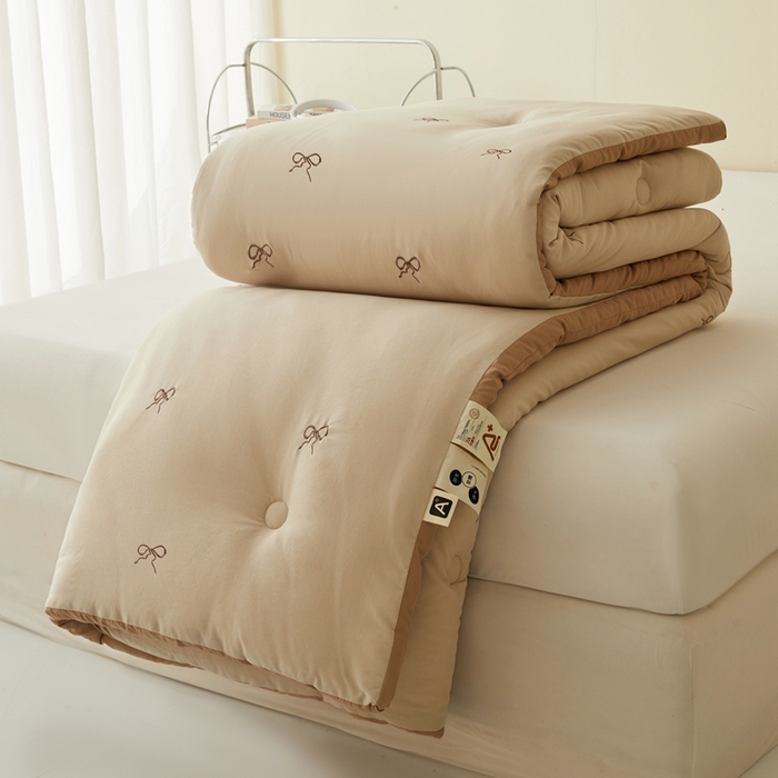 91家纺网 家纺一手货源 找家纺 维洋家纺 2025新款双层纱云感刺绣大豆被被子被芯 金棕蝴蝶结