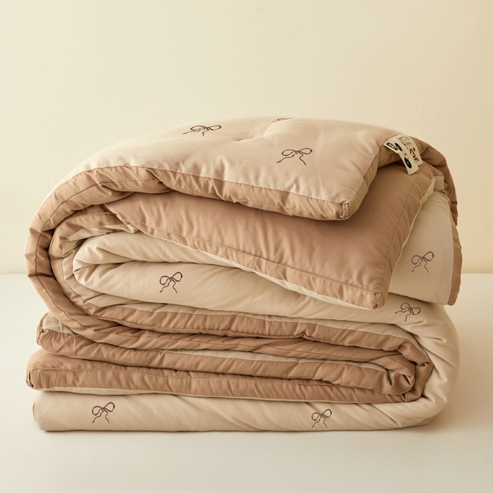 91家纺网 家纺一手货源 找家纺 维洋家纺 2025新款双层纱云感刺绣大豆被被子被芯 金棕蝴蝶结