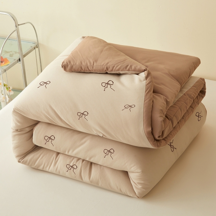 91家纺网 家纺一手货源 找家纺 维洋家纺 2025新款双层纱云感刺绣大豆被被子被芯 金棕蝴蝶结