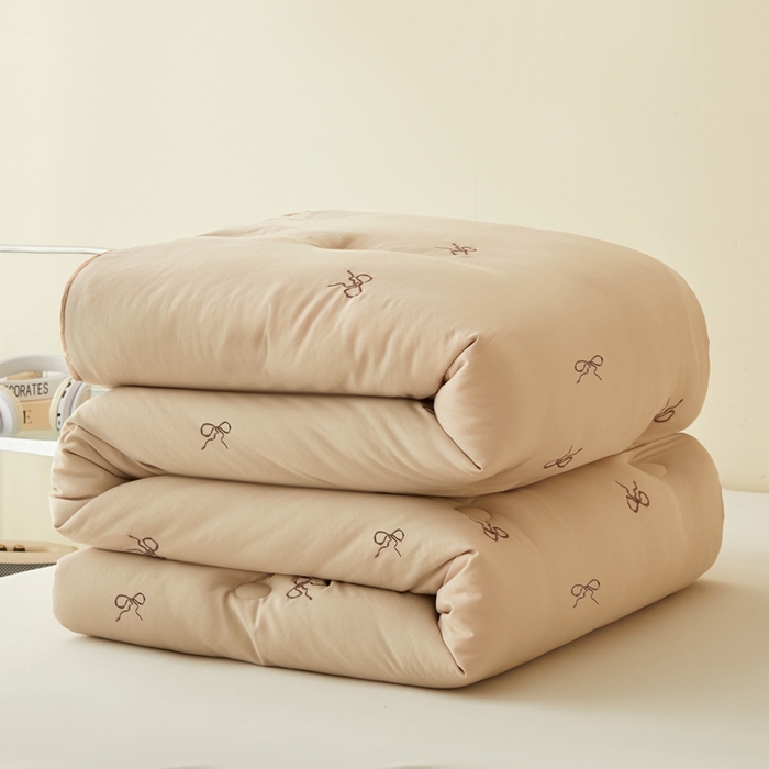 91家纺网 家纺一手货源 找家纺 维洋家纺 2025新款双层纱云感刺绣大豆被被子被芯 金棕蝴蝶结