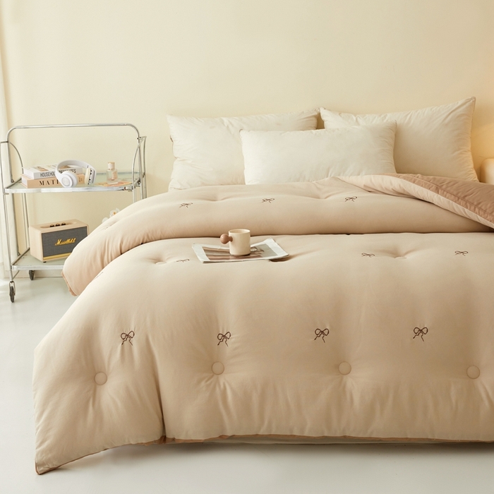 91家纺网 家纺一手货源 找家纺 维洋家纺 2025新款双层纱云感刺绣大豆被被子被芯 金棕蝴蝶结