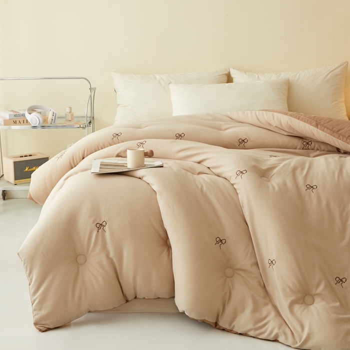 91家纺网 家纺一手货源 找家纺 维洋家纺 2025新款双层纱云感刺绣大豆被被子被芯 金棕蝴蝶结