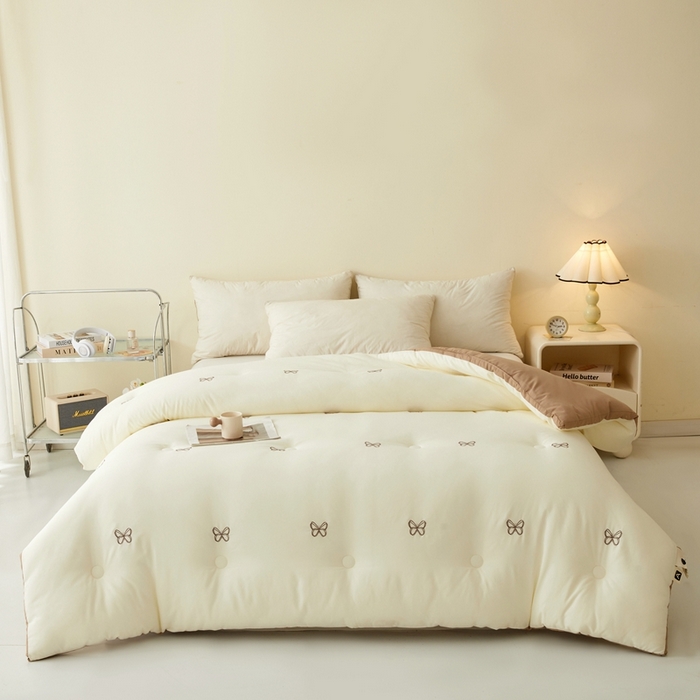 91家纺网 家纺一手货源 找家纺 维洋家纺 2025新款双层纱云感刺绣大豆被被子被芯 奶咖蝴蝶