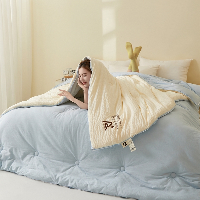 91家纺网 家纺一手货源 找家纺 维洋家纺 2025新款泡泡纱大豆被被子被芯 米黄+湖水蓝