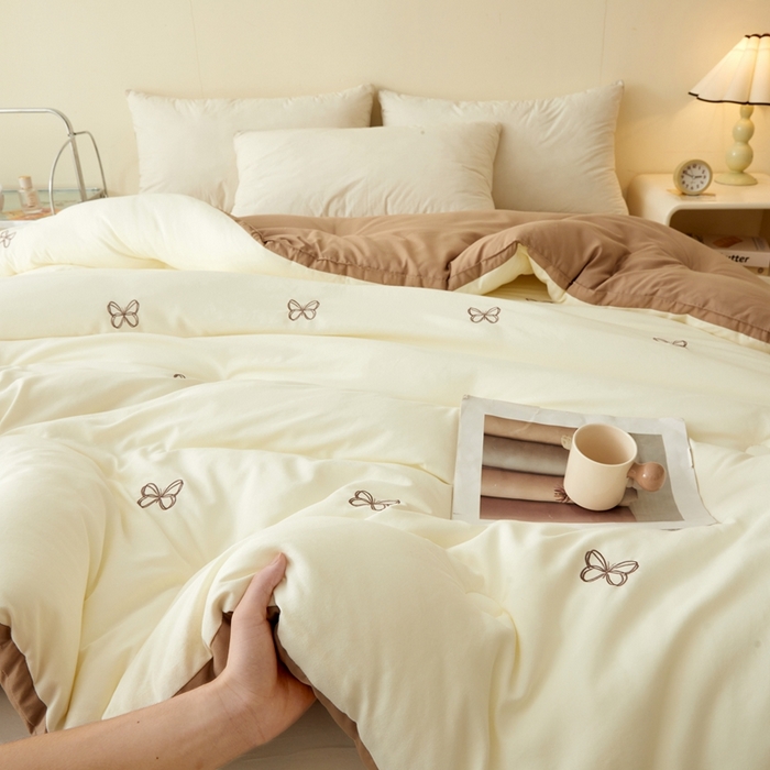 91家纺网 家纺一手货源 找家纺 维洋家纺 2025新款双层纱云感刺绣大豆被被子被芯 奶咖蝴蝶