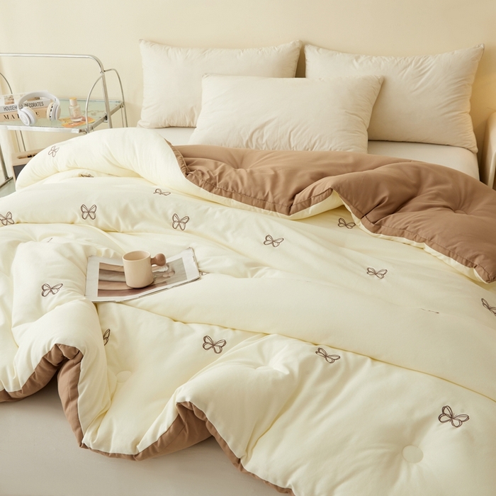 91家纺网 家纺一手货源 找家纺 维洋家纺 2025新款双层纱云感刺绣大豆被被子被芯 奶咖蝴蝶