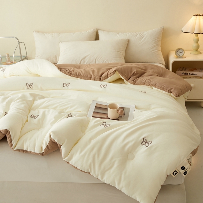 91家纺网 家纺一手货源 找家纺 维洋家纺 2025新款双层纱云感刺绣大豆被被子被芯 奶咖蝴蝶