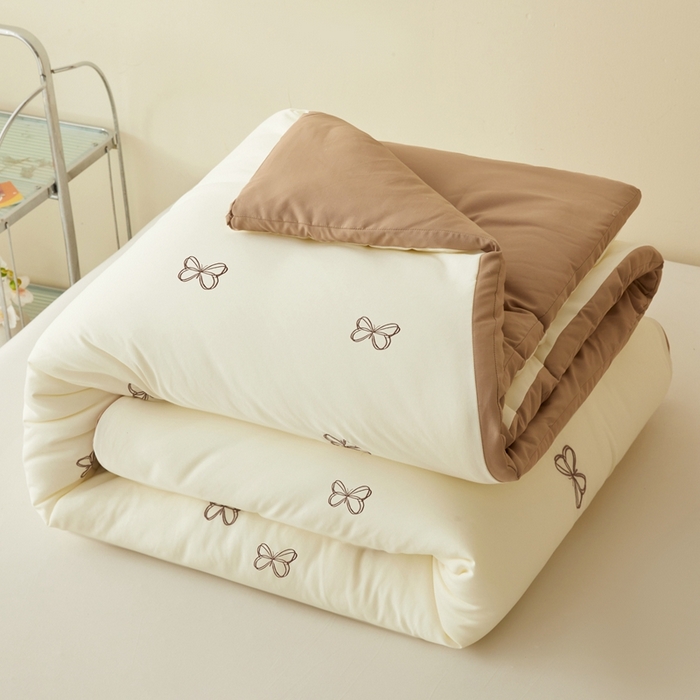 91家纺网 家纺一手货源 找家纺 维洋家纺 2025新款双层纱云感刺绣大豆被被子被芯 奶咖蝴蝶