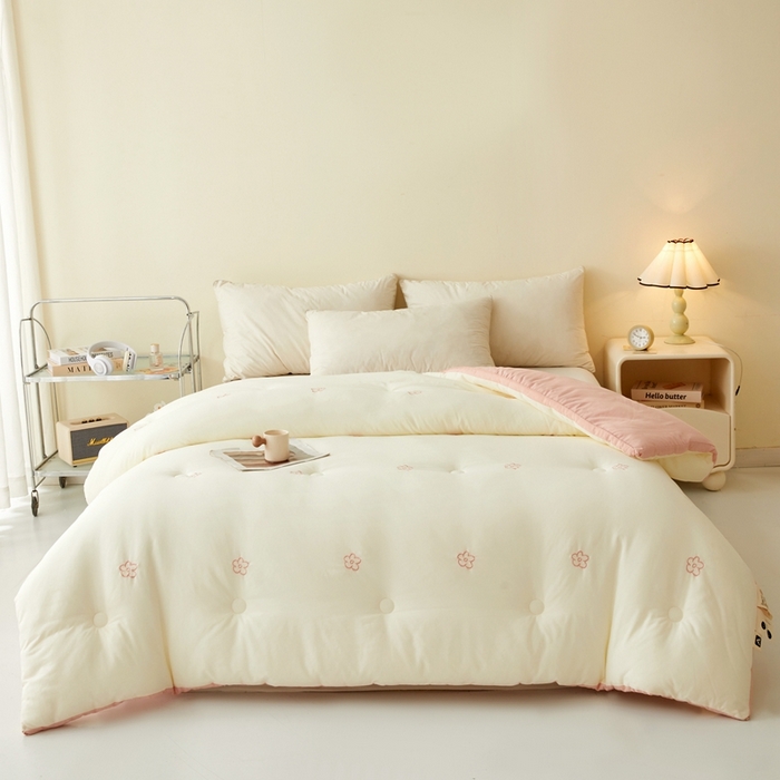 91家纺网 家纺一手货源 找家纺 维洋家纺 2025新款双层纱云感刺绣大豆被被子被芯 奶油粉花朵