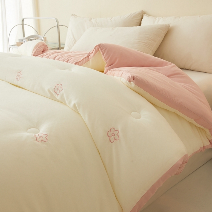 91家纺网 家纺一手货源 找家纺 维洋家纺 2025新款双层纱云感刺绣大豆被被子被芯 奶油粉花朵