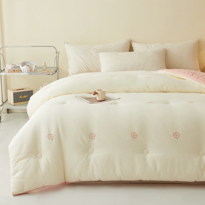 91家纺网 家纺一手货源 找家纺 维洋家纺 2025新款双层纱云感刺绣大豆被被子被芯 奶油粉花朵