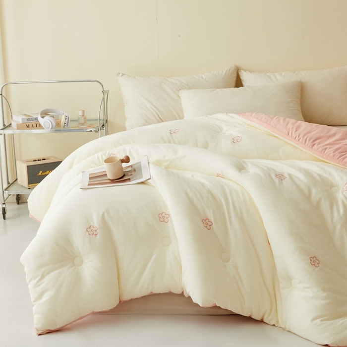 91家纺网 家纺一手货源 找家纺 维洋家纺 2025新款双层纱云感刺绣大豆被被子被芯 奶油粉花朵