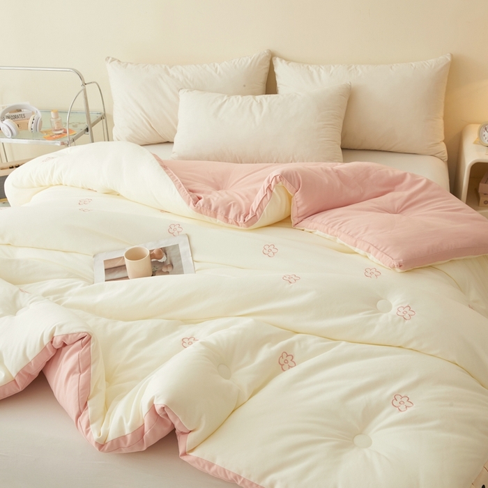 91家纺网 家纺一手货源 找家纺 维洋家纺 2025新款双层纱云感刺绣大豆被被子被芯 奶油粉花朵